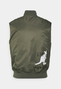 Colete bomber verde-azeitona feito de nylon suave, apresentando um colarinho canelado, bainha inferior elástica e um logo de canguru branco com o texto "TM KANGOL".