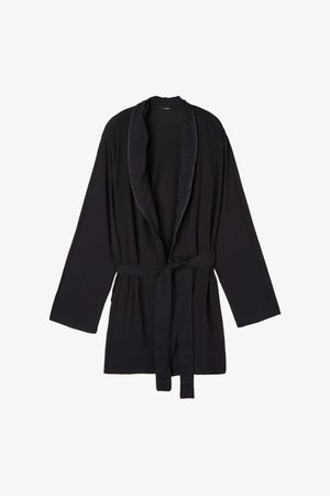 Bata negra de manga larga con apertura frontal, cuello tipo chal y cinturón de la misma tela atado a la cintura, sobre un fondo blanco.