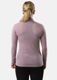 Maglietta aderente a maniche lunghe in tessuto mauve chiaro con una texture liscia. Presenta un colletto alto e maniche raglan, il dettaglio sul retro appare leggermente trasparente.