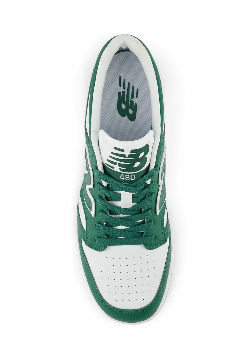 La basket New Balance 480 présente un dessus en cuir vert et blanc, une toe arrondie, des détails perforés, un design à lacets et des accents de logo.