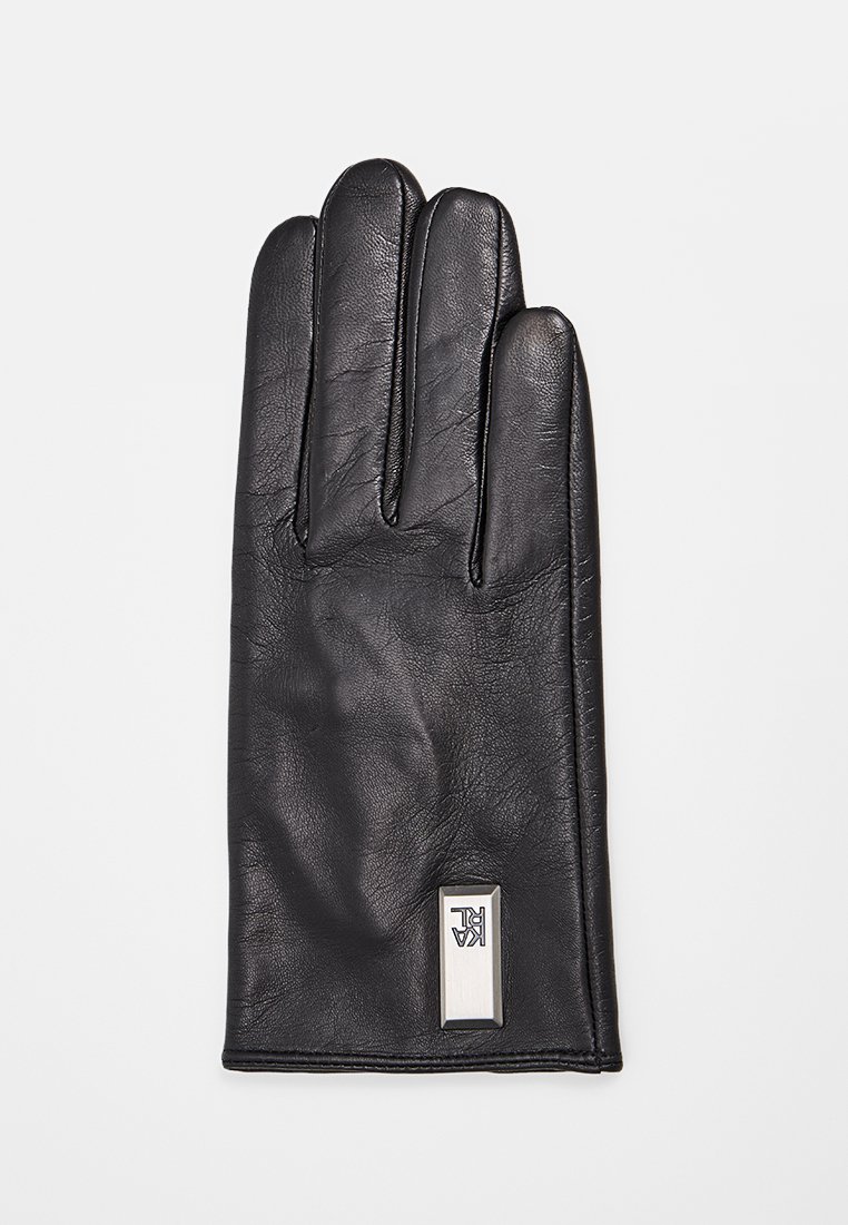 Schwarze Lederhandschuhe mit glatter Textur, die drei verlängerte Finger, eine enge Passform und ein silbernes rechteckiges Logo-Akzent aufweisen.