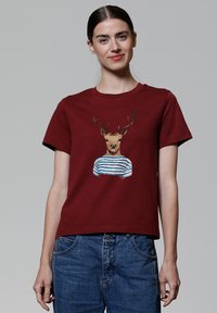 Bordeauxkleurig katoenen T-shirt met een hert met hoornen, gekleed in een blauw-wit gestreept shirt, korte mouwen en een casual pasvorm.