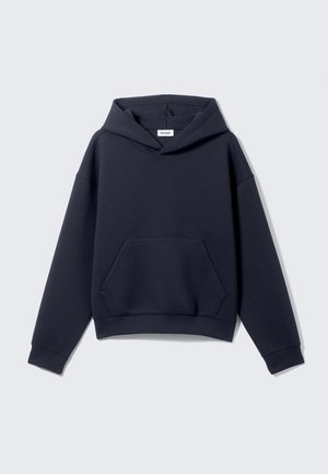 Marineblaues Kapuzensweatshirt aus weichem Baumwollmix, mit einer Fronttasche, gerippten Bündchen und einem lockeren Schnitt. Keine sichtbare Markenkennung auf der Außenseite.