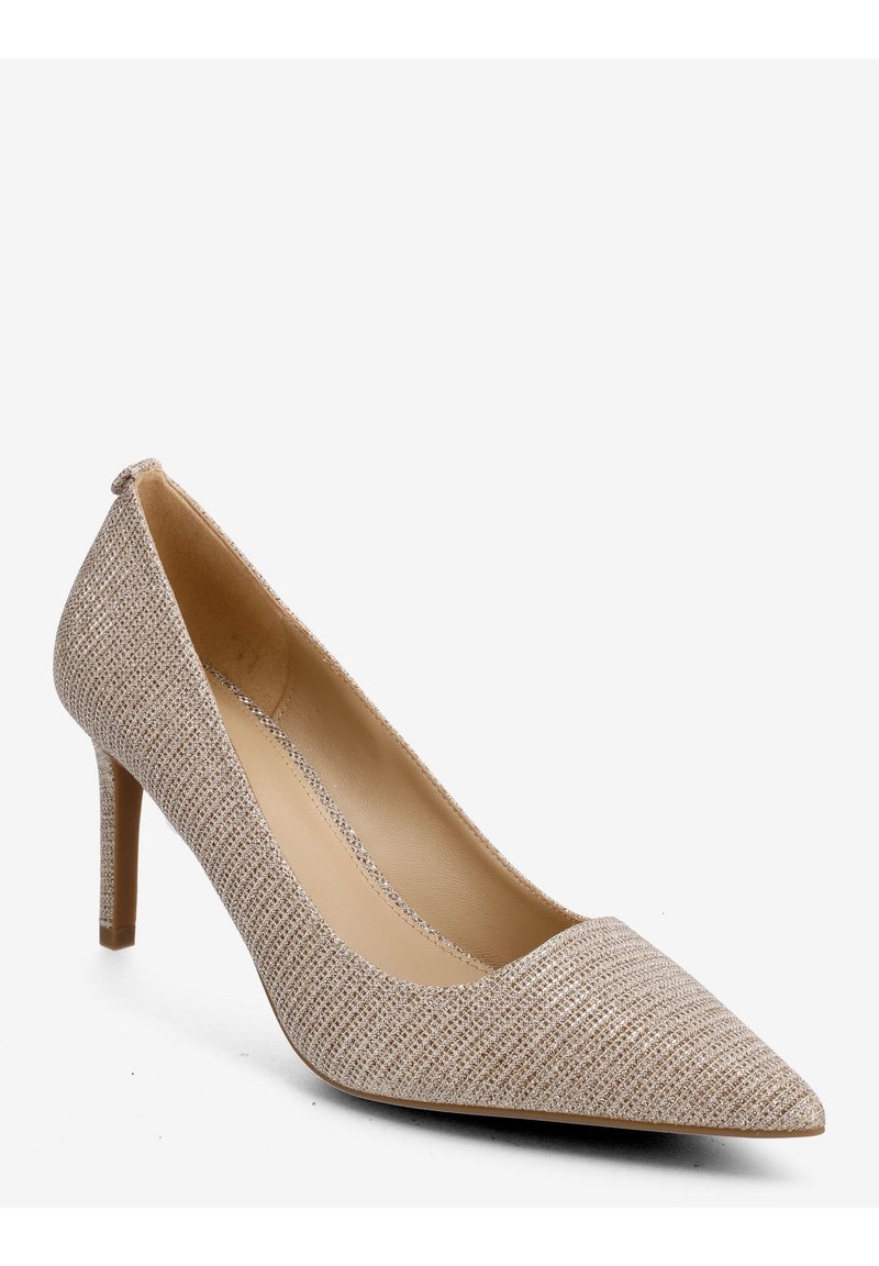 Chaussure à talon haut beige texturée à bout pointu avec un talon stiletto fin et une doublure intérieure douce.