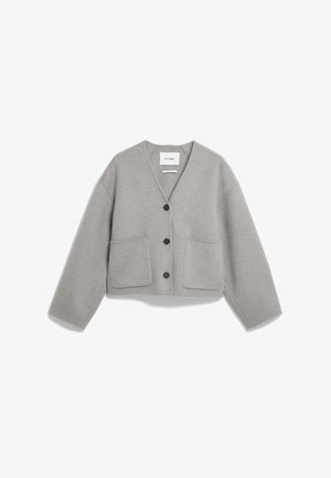 Cardigan grigio corto realizzato in tessuto morbido, con scollatura a V, quattro bottoni neri e due tasche frontali.