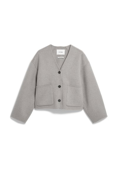 Graue kurze Strickjacke aus weichem Stoff mit V-Ausschnitt, vier schwarzen Knöpfen und zwei vorderen Taschen.