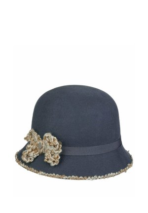 Dunkelgrauer Glockenhut mit beigem, lockigem Garnbesatz und einer passenden Garnschleife an der Seite, versehen mit einem einfachen grauen Band am unteren Rand.