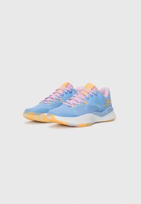 Une paire de baskets athlétiques bleu et orange avec des lacets lavande et des cols rembourrés sur fond blanc.