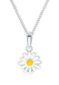 Collana in argento con pendente a margherita, caratterizzato da un centro giallo e petali bianchi, che mostra una texture lucida e liscia.