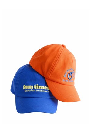 Dvi kepuraitės su snapeliu, viena mėlyna su užrašu „smagios akimirkos nuo saulėtekio iki saulėlydžio“, kita oranžinė su logotipu „DIDELĖ LAIMINGA ŠYPSENA VISĄ DIENĄ – KASDIEN".