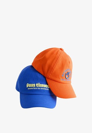 Dwie czapki z daszkiem nałożone jedna na drugą; niebieska z napisem "fun times sunrise to sunset" oraz pomarańczowa z napisem "BIG HAPPY SMILE ALL DAY - EVERYDAY".