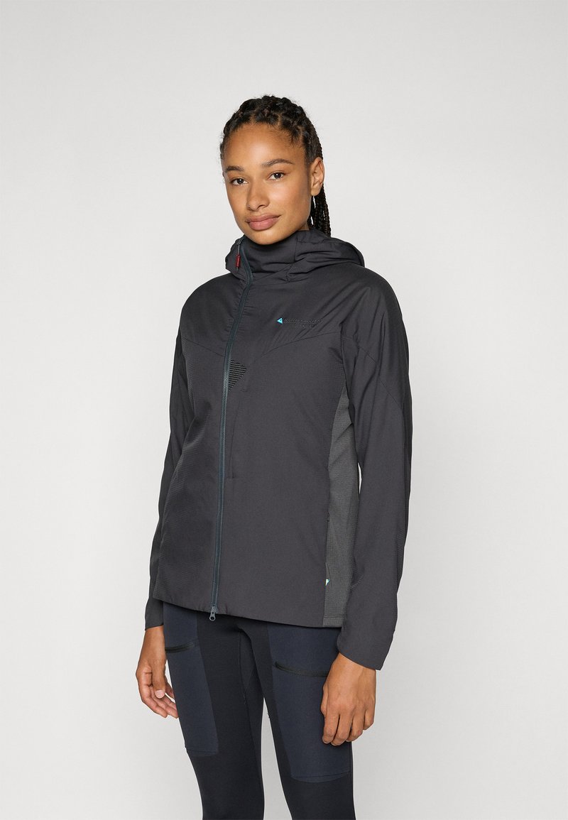Schwarze wasserdichte Jacke mit einem Reißverschluss vorne, Kapuze und strukturierten Akzenten. Sie verfügt über mehrere Einsätze und ein leicht tailliertes Design für Beweglichkeit.