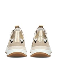 Sneaker in suede beige con accenti bianchi, linguette del tallone in metallo dorato e design ritagliato neri; presentano una spessa suola intermedia bianca e una suola in gomma.