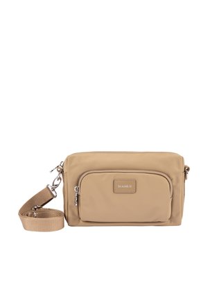 Beige rechteckige Umhängetasche mit vorderer Reißverschlusstasche, verstellbarem Riemen und silberner Hardware auf weißem Hintergrund.