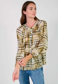 Knopenblouse van een lichtgewicht, gestructureerde stof in een beige, bruine en zwarte ruitenpatroon. Beschikt over een gegatherde halslijn en lange mouwen.