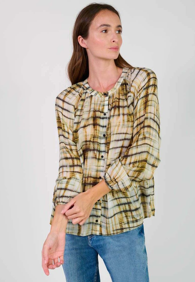 Knopenblouse van een lichtgewicht, gestructureerde stof in een beige, bruine en zwarte ruitenpatroon. Beschikt over een gegatherde halslijn en lange mouwen.