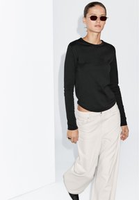 Massimo Dutti LONG SLEEVE WITH ROUNDED HEM - Langærmet T-shirt - black