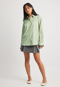 NA-KD MIT MANSCHETTEN DETAIL - Overhemdblouse - green