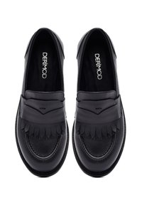 Mocassins en cuir noir avec un détail frangé texturé, embout rond et un léger talon. L'intérieur présente une marque en argent.