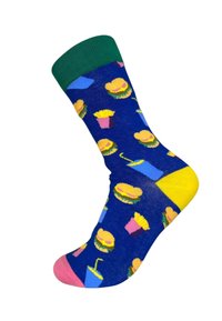 Blaue Socken mit einem grünen Bündchen, versehen mit einem Muster aus Burgern, Pommes und Getränken in lebendigen Farben. Das Material wirkt weich und dehnbar.