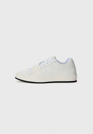 GCDS Baskets basses - white