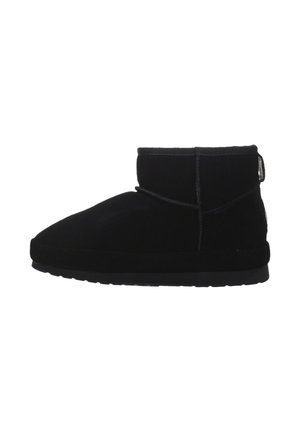 Botas de tobillo de ante negro con punta redondeada, suela flexible y costuras mínimas, con un tubo corto y una lengüeta en la parte posterior.