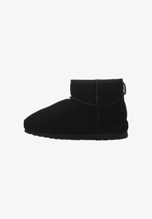 Botas de tobillo de ante negro con punta redondeada, suela flexible y costuras mínimas, con un tubo corto y una lengüeta en la parte posterior.