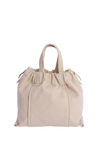 Bolso de mano de piel beige acolchado con parte superior plisada, asas cortas y detalles en dorado. Presenta un patrón de costura en diamante y una textura suave.