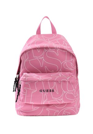 Sac à dos rose avec motif de lettres blanches en contour et poche avant, avec fermetures éclair noires et logo "GUESS" noir sur la poche.