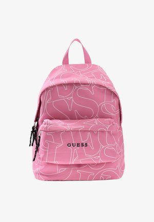 Różowy plecak z białym wzorem liter z obrysem i przednią kieszenią, wyposażony w czarne suwaki i czarne logo "GUESS" na kieszeni.