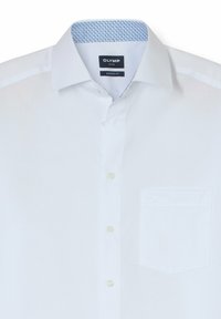 Camicia bianca a maniche lunghe con taglio moderno, colletto blu con motivo a fantasia, chiusura con bottoni e taschino sul lato sinistro del petto. Texture del tessuto morbida.