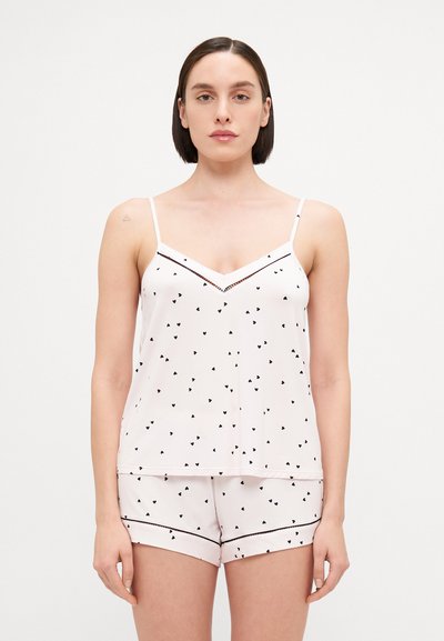 Hellrosa Schlafanzug-Set mit schwarzem Herzdruck, bestehend aus einem ärmellosen Oberteil mit V-Ausschnitt und passender Shorts mit kontrastierenden Besätzen.