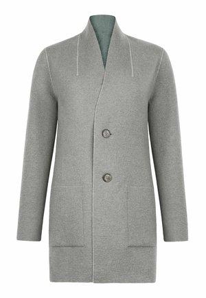 Długi szary wełniany płaszcz męski z kołnierzem szalowym, dwoma dużymi przednimi kieszeniami i dwoma guzikami z przodu.