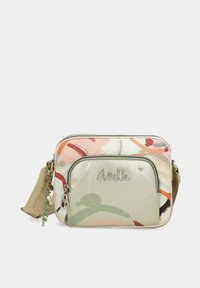 Bolso crossbody en verde claro con patrones abstractos en rosa, rojo y crema. Cuenta con un bolsillo frontal con cremallera y una correa desmontable.