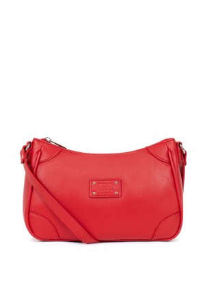 Sac bandoulière en cuir lisse rouge avec une sangle ajustable et un patch de marque rectangulaire sur le devant avec des rivets métalliques.