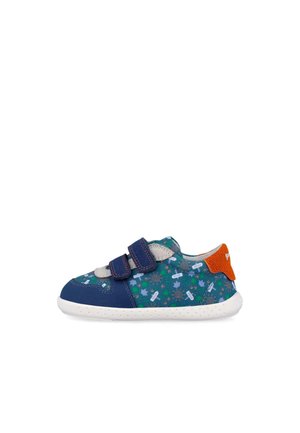 Zapatilla infantil con patrón azul marino y verde, correas grises y azul marino, lengüeta naranja en el talón y suela blanca.