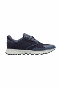 Marineblaue Sportschuhe mit einem oberen Teil aus Mesh, abgerundeter Zehenpartie und einer wellenförmigen weißen Sohle. Das Design umfasst tonale Akzente und Schnürsenkel.