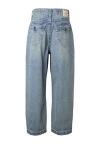 Gaiši zili plati džinsa bikses ar augstu vidukli, divām aizmugurējām kabatām ar atloku un pogas aizdari, kā arī ādas zīmola plāksteri uz jostasvietas.