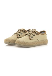 Zapatos de lona beige con acentos marrones, punta redonda y suela texturizada parecida al yute. Cuentan con diseño de cordones y suela de goma para mayor agarre.