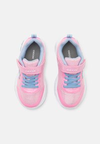 Ροζ δίχτυνα αθλητικά παπούτσια με ανοιχτό μπλε λεπτομέρειες, διαθέτοντας λουράκι με βέλκρο και κορδόνια, ελαστικές σόλες και σχεδίαση που επιτρέπει την αναπνοή. Μάρκα: GEOX.