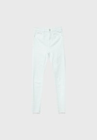 Jean skinny en denim blanc avec une texture lisse, design à cinq poches et ourlets effilochés, doté d'une fermeture avant à boutons et d'une fermeture éclair.