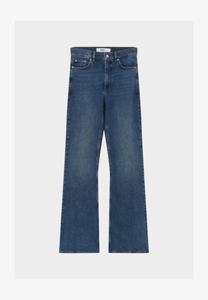 Jean en denim bleu flare avec une taille mi-haute. Comprend des poches avant et arrière, des accessoires en métal et un tissu texturé et robuste.