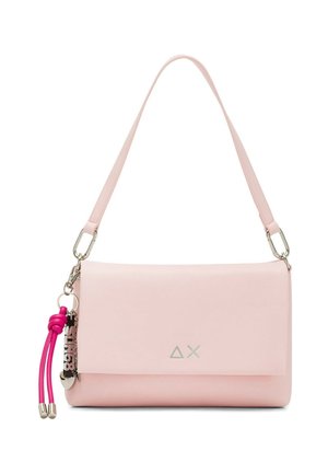 Borsa rettangolare di colore rosa chiaro con tracolla, logo argentato e portachiavi a nappina rosa attaccato al lato sinistro.