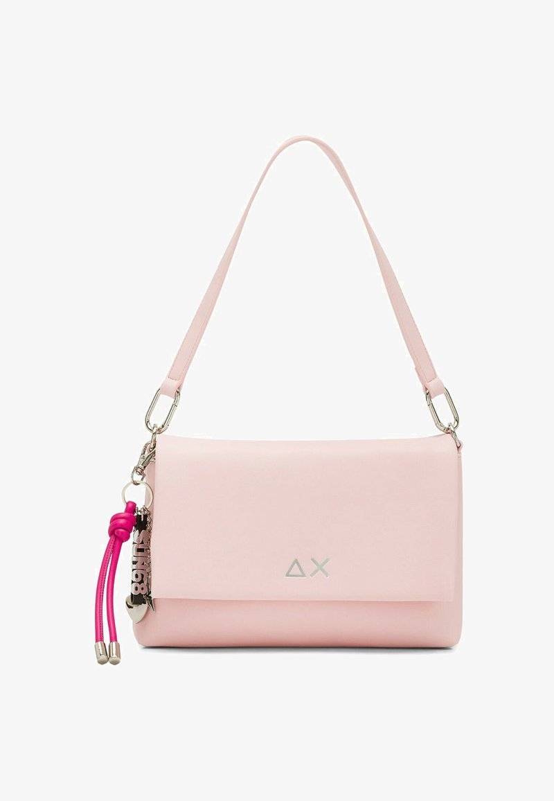 Borsa rettangolare di colore rosa chiaro con tracolla, logo argentato e portachiavi a nappina rosa attaccato al lato sinistro.