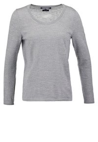Harmaa pitkähihainen paita pyöreällä pääntiellä, valmistettu pehmeästä materiaalista; siinä on sileä pinta ja rento istuvuus.