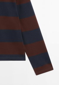 Tessuto a maniche lunghe con ampie strisce orizzontali in marrone scuro e blu navy, che mostra i dettagli della manica e dell'orlo inferiore.