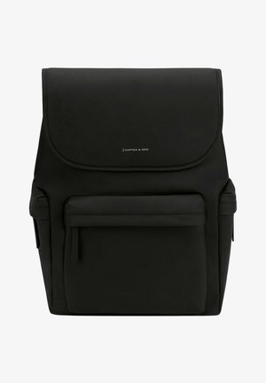 Mochila negra con solapa plegable, hecha de un tejido duradero. Cuenta con un bolsillo frontal y acentos texturizados. Logotipo de Kapten & Son embosado.