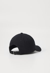 Gorra de béisbol de algodón negra con una cúpula redondeada y un visera curva, que cuenta con una correa trasera ajustable y ojales de ventilación.