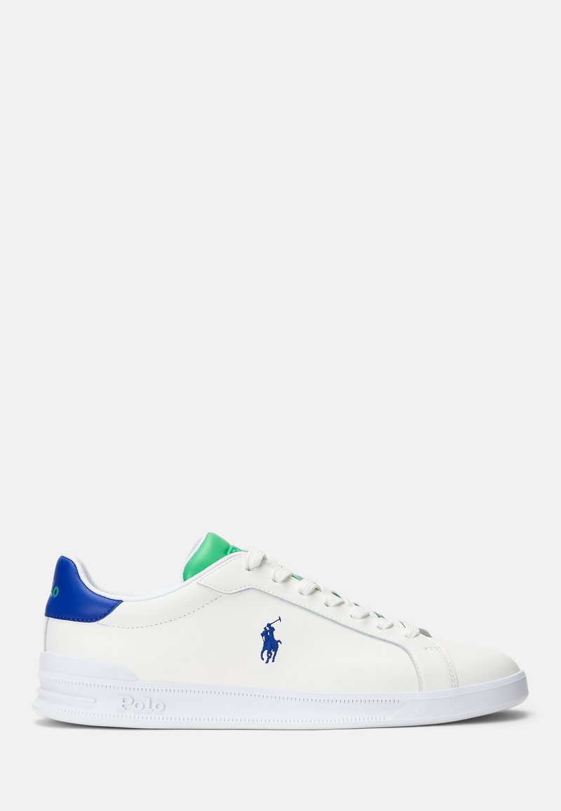 Baskets basses blanches avec logo Polo bleu sur le côté, languette de talon bleue, languette verte et lacets blancs sur fond clair.