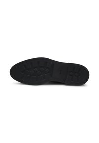 Talpa de încălțăminte din cauciuc negru cu o suprafață texturată și un model geometric. Are o margine netedă și un logo de marcă embossat.